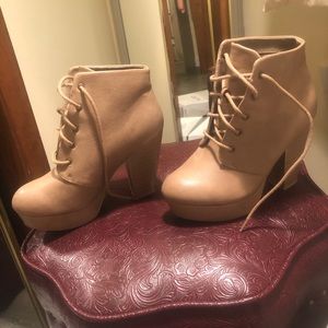 Charlotte Russe brandnew heeled boots. Size:6
